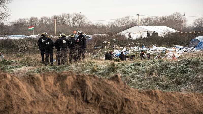 Des policiers dans la "jungle" de Calais, en janvier 2016. 