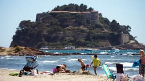 La plage de Cabasson et au loin le fort de Brégançon à Bormes-les-Mimosas (photo d'illustration)