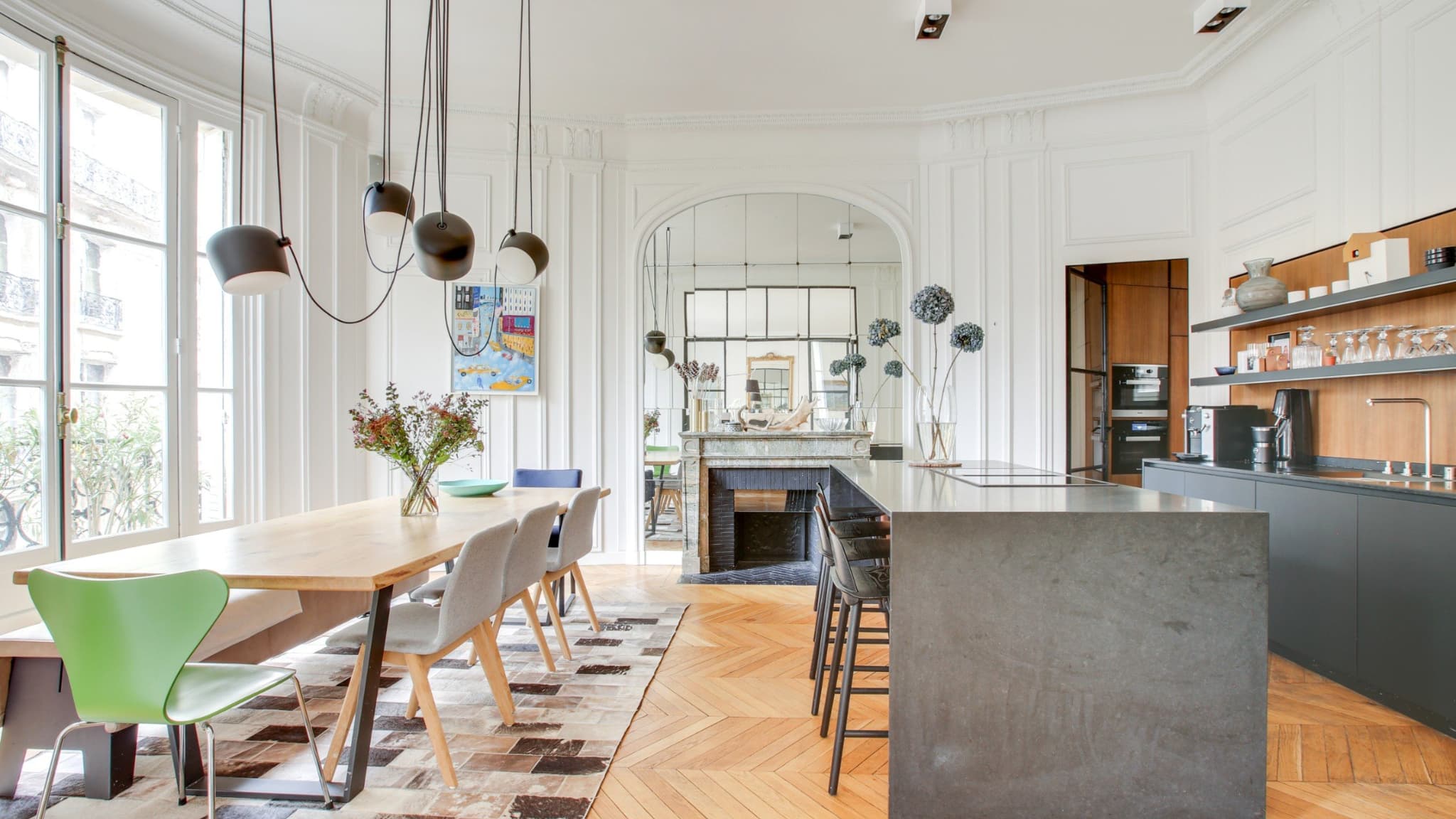 Situé dans le 16e arrondissement de Paris, cet appartement dispose d'une cuisine équipée aux volumes intéressants. Il a été vendu 3.5 millions d'euros. Situé dans le 16e arrondissement de Paris, cet appartement dispose d'une cuisine équipée aux volumes intéressants. Il a été vendu 3.5 millions d'euros.