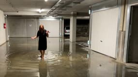 Une habitante marche dans un parking inondé à Mougins le 5 septembre 2024.