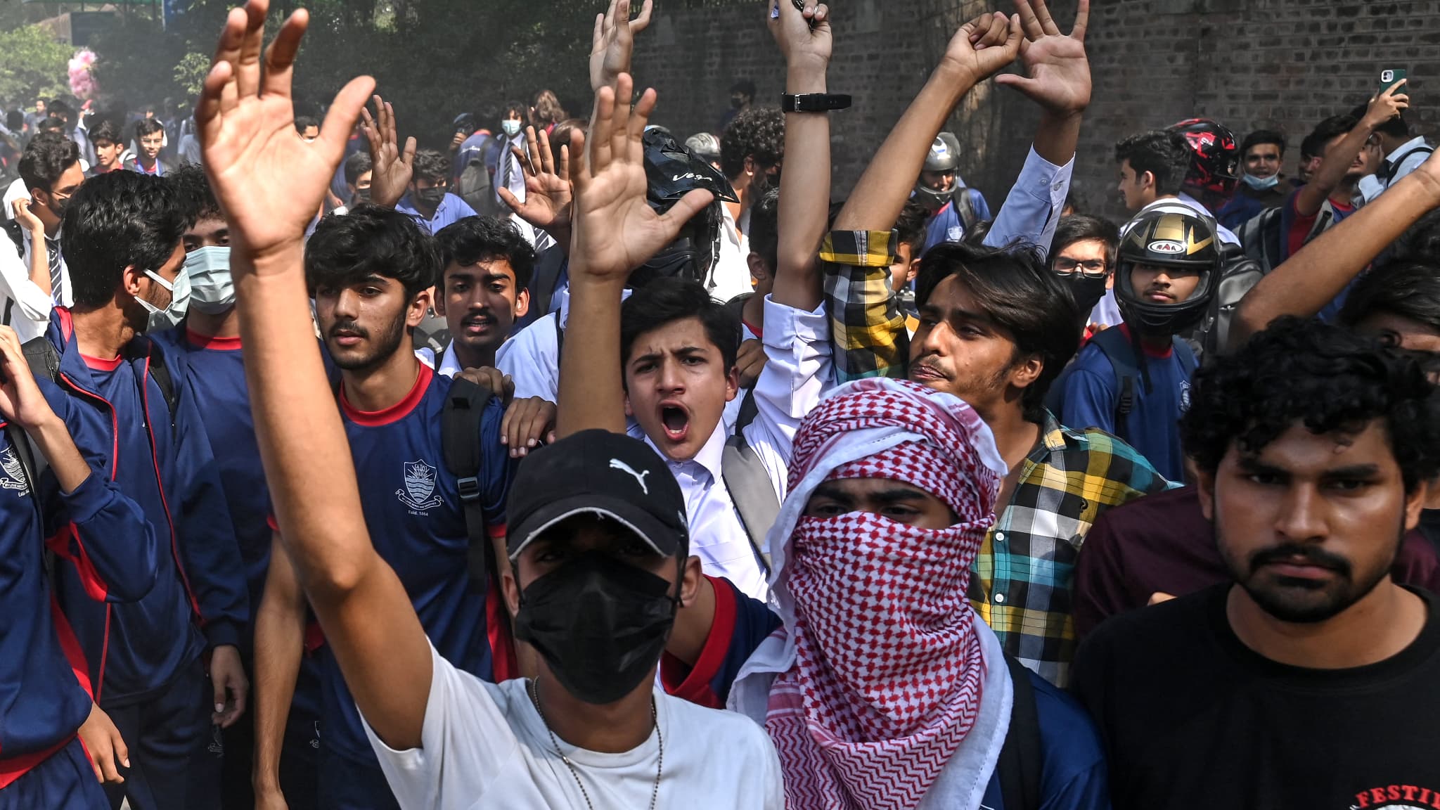 Des centaines d’étudiantes ont manifesté depuis le 14 octobre, en réponse à des publications sur les réseaux sociaux selon lesquelles une femme avait été violée dans le sous-sol d’un campus du Punjab College for Women dans la ville de Lahore, dans l’est du pays. 