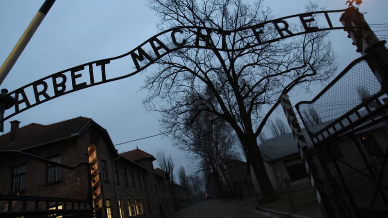 Entrée de l'ancien camp de concentration d'Auschwitz, en Pologne, en 2008.