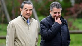 Le chef de la diplomatie chinoise Wang Yi et son homologue allemand Sigmar Gabriel à Berlin, le 26 avril 2017