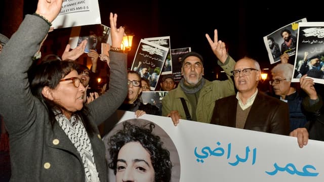 Fin 2019, des Marocains manifestent en soutien au journaliste Omar Radi.