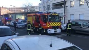 Les pompiers en intervention devant l'Hôtel de police de Montluc, à Lyon.