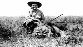 Ernest Hemingway pose à côté d'un lion mort, lors d'un safari en Afrique, en 1934.