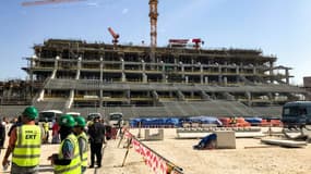 Des ouvriers travaillent sur le chantier du stade de Lusail (Qatar), une enceinte de 80.000 places, le 15 décembre 2018, qui accueillera les matches d'ouverture et de clôture de la Coupe du monde de football 2022