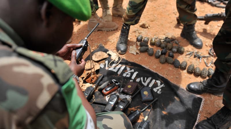 des soldats examinant des objets pris à des shebab. (Photo d'illustration)