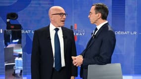 Eric Ciotti (G) et Bruno Retailleau discutent avant un débat, sur le plateau de LCI, le  21 novembre 2022