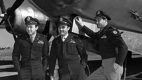 Van Kirk (g.), et ses coéquipiers, devant le bombardier Enola Gay, après avoir largué la première bombe atomique sur Hoiroshima en août 1945.