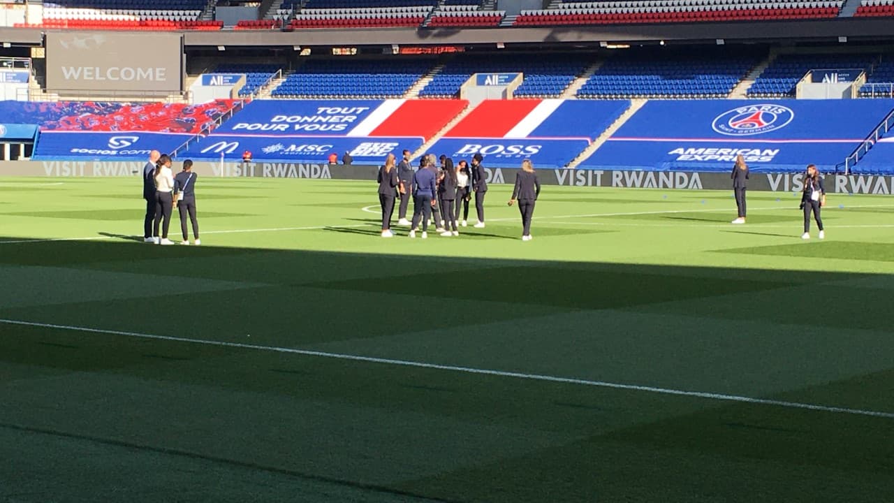 Les Parisiennes reconnaissent la pelouse lors de PSG-Lyon Les Parisiennes reconnaissent la pelouse lors de PSG-Lyon