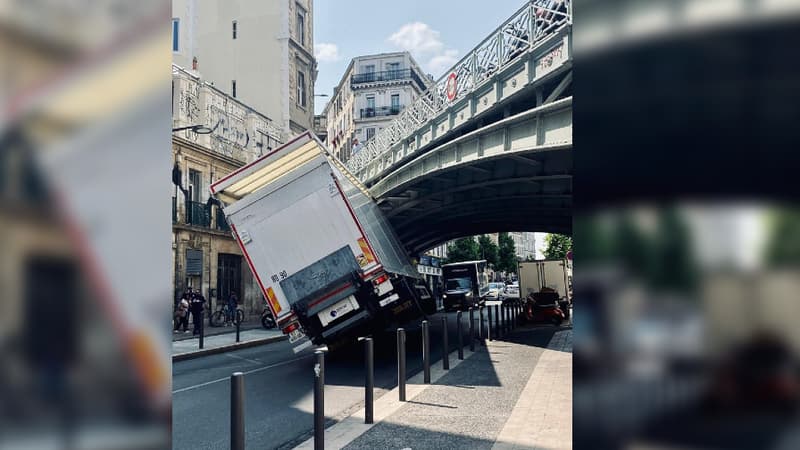 Regarder la vidéo Marseille: un camion s'encastre dans le pont du Cours Lieutaud, d'importants bouchons en cours