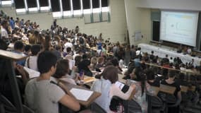 Des étudiants assistent à un cours de sciences à l'université d'Aix à Marseille le 8 septembre 2014