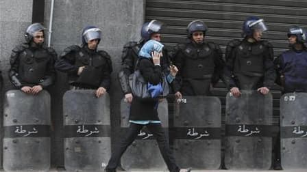 Policiers anti-émeutes déployés à Alger avant une manifestation. L'Algérie a officiellement levé jeudi l'état d'urgence en vigueur depuis dix-neuf ans dans le pays, répondant ainsi à une exigence de l'opposition dans un contexte de révoltes populaires à t