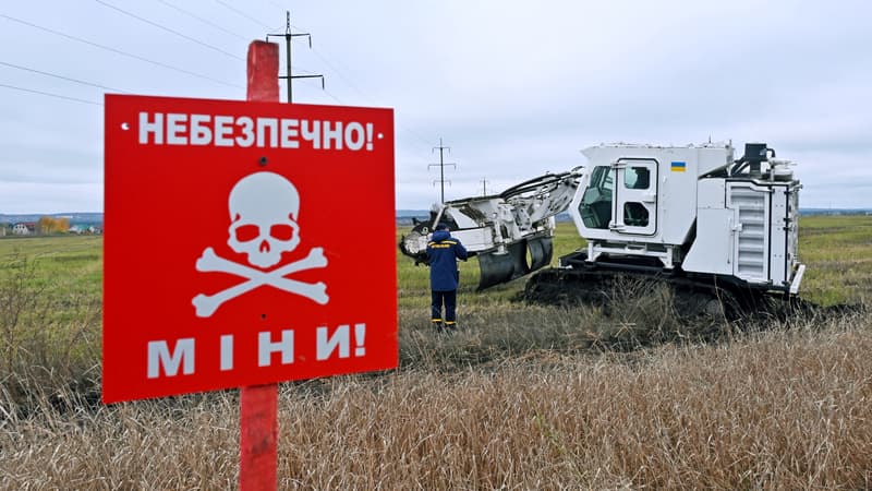 Panneau avertissant de la présence de mines, dans la région de Kharkiv en Ukraine, en octobre 2022