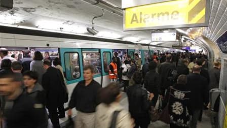 Un rapport de la Cour des comptes sur les transports ferroviaires en Ile de France est accablant pour la RATP et la SNCF, rapporte Le Parisien. /Photo prise 12 octobre 2010/REUTERS/Benoît Tessier