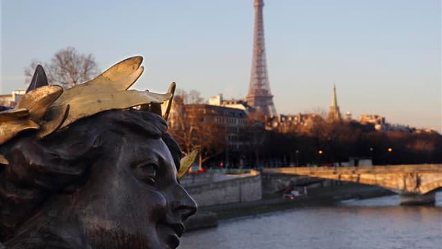 L'Ile-de-France a connu lundi un nouvel épisode de pollution atmosphérique aux particules fines, émises notamment par les moteurs diesel, mais le niveau d'alerte a été abaissé à celui d'information, une situation qui devrait durer mardi. /Photo prise le 1