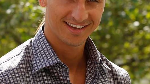 Le Suédois Zlatan Ibrahimovic. Le salaire record pour la France de l'international recruté par le Paris Saint-Germain, qui serait de 14 millions d'euros net par an, suscite un débat au moment où se prépare la taxation des très hauts revenus. /Photo prise