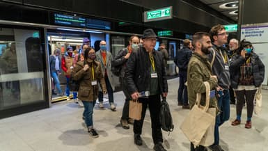 Des voyageurs dans le métro londonien, le 13 mars 2022