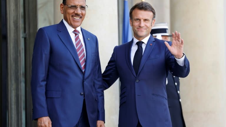 Le président français Emmanuel Macron (D) et le président élu du Niger Mohamed Bazoum, le 23 juin 2023 à Paris (illustration). 

