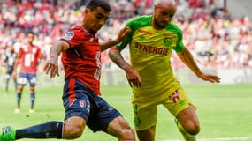 Junior Alonso, buteur lillois ce dimanche après-midi, à la lutte avec Pallois.