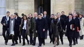 Le Premier ministre François Fillon (au centre) et les membres du gouvernement dans la cour de l'Elysée, à Paris. A 18 mois de l'élection présidentielle, Nicolas Sarkozy est en quête de la formule gouvernementale qui incarnera une "nouvelle étape" de son