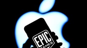 Le logo d'Epic Games devant le logo d'Apple, le 20 juin 2023.