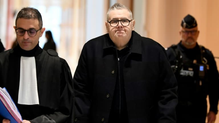 Pierre Ménès (d) accompagné de son avocat Arash Derambarsh au tribunal correctionnel de Paris le 8 mars 2023