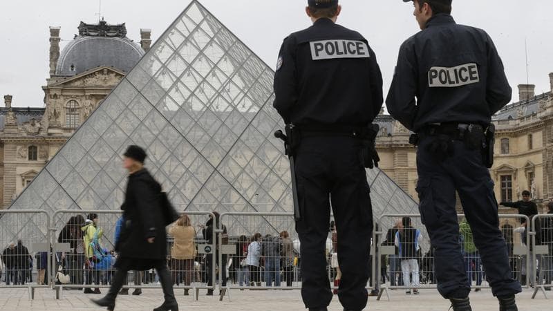 Le Musée du Louvre où la sécurité a été renforcé mi-avril, a battu un record de fréquentation en 2012 avec près de 9,7 millions de visiteurs, soit une hausse de 9,3% par rapport à 2011. /Photo prise le 11 avril 2013/REUTERS/Christian Hartmann