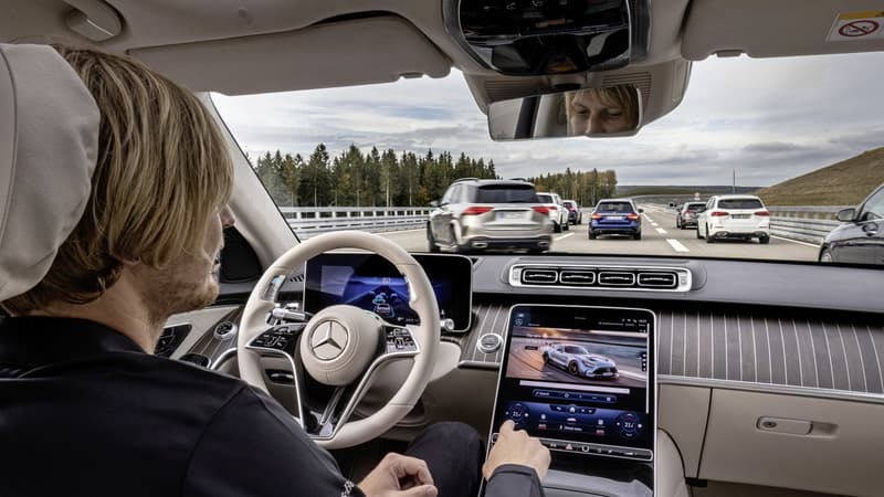 En 2022, la Mercedes Classe S doit permettre à son conducteur de lâcher les mains du volant pour faire autre choses, mais sous certaines conditions.
