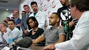 Angel Colon, survivant de l'attentat du Pulse, lors d'une conférence de presse avec l'équipe médicale de l'hôpital d'Orlando