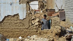 Un jeune garçon au milieu des ruines des nombreuses maisons détruites par le tremblement de terre dans le district montagneux et isolé d'Harnai, au Pakistan, le 7 octobre 2021.