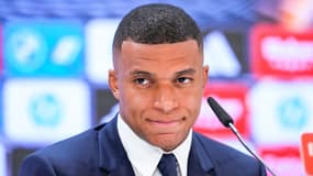 Kylian Mbappé avec un sourire pincé pendant sa première conférence de presse au Real Madrid, le 16 juillet 2024