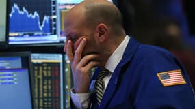 Wall Street poursuit l'année sur une tendance franchement négative et suscite des inquiétudes, alors que l'économie américaine donne pourtant des signes de solidité.