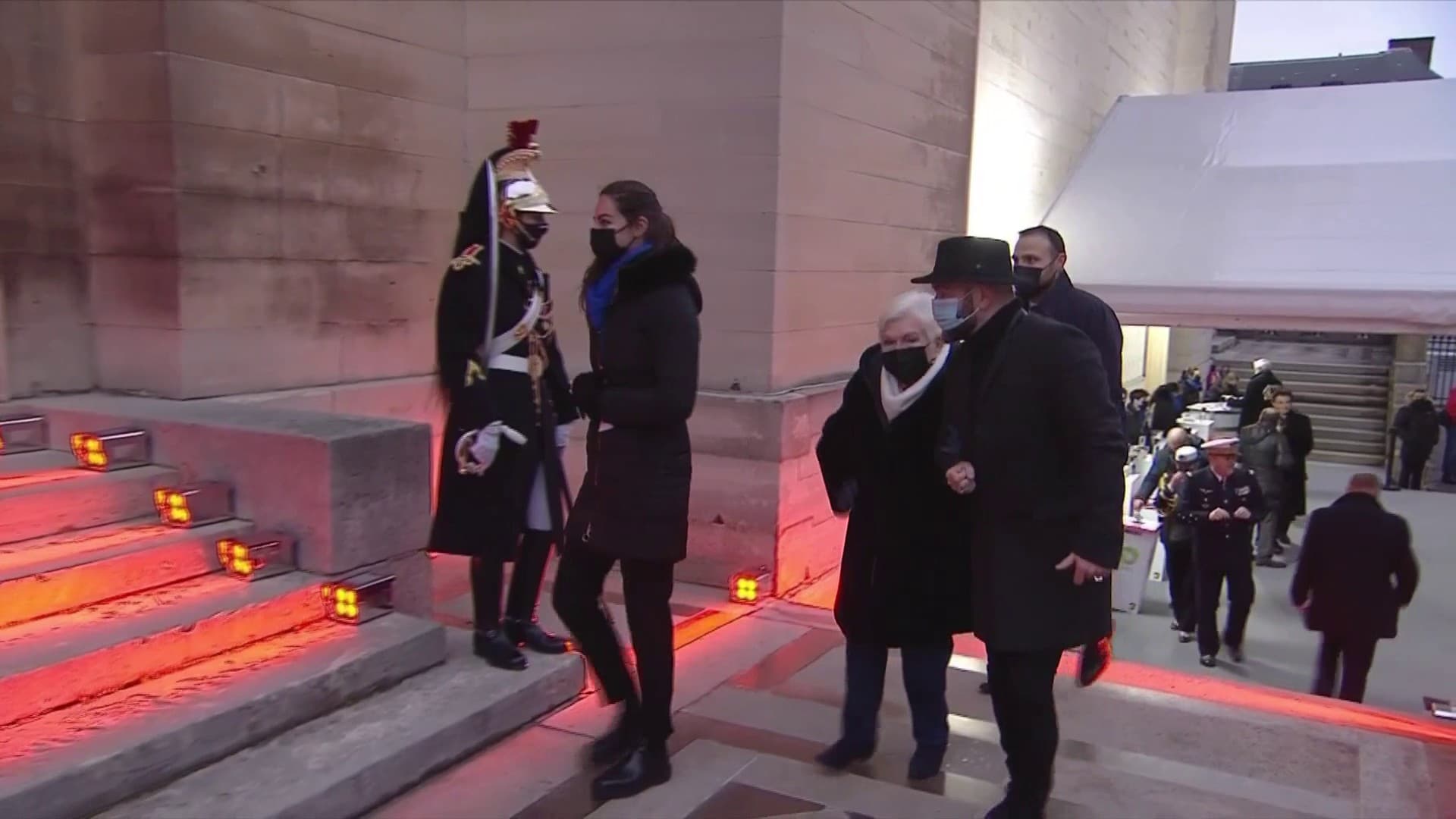 Line Renaud arrivant au Panthéon.