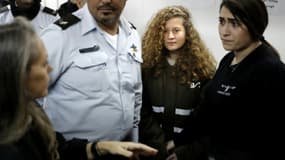 Ahed Tamimi (C), 16 ans, devant le tribunal militaire israélien d'Ofer en Cisjordanie occupée, le 15 janvier 2018