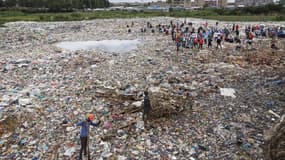 Des volontaires cherchent des restes humains dans une décharge au bidonville de Mukuru à Nairobi, le 14 juillet 2024.