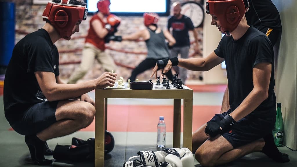 Chess Boxing, CHESS BOXING : Découvrons aujourd'hui un sport des plus  hybride, mélangeant boxe anglaise et jeu d'échecs. Un match se compose au  maximum de 11 rounds