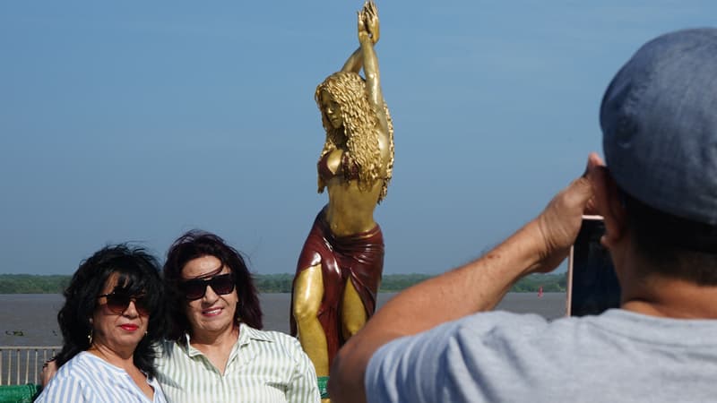 Statue de la chanteuse Shakira érigée dans sa ville natale de Barranquilla, en Colombie, le 26 décembre 2023.
