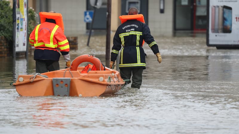 Des pompiers tirent une barque, à Longjumeau, le 2 juin 2016.