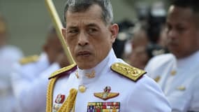 Le roi de Thaïlande Maha Vajiralongkorn, après avoir signé la nouvelle Constitution renforçant le contrôle de l'armée sur les affaires de l'Etat, le 6 avril 2017 à Bangkok