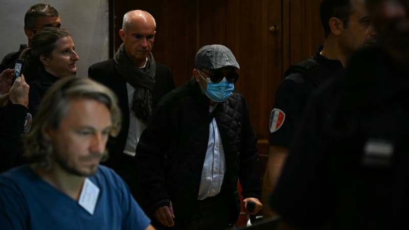 Le prévenu Husamettin Dogan arrive dans la salle d'audience pour assister au procès en appel dans l'affaire du viol de Mazan au tribunal de Nîmes, dans le sud de la France, le 9 octobre 2025.