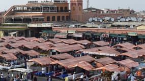 La célèbre place Jemaa-el-Fna, à Marrakech, et ses stands de restauration et de jus d'orange, le 6 juin 2015. 