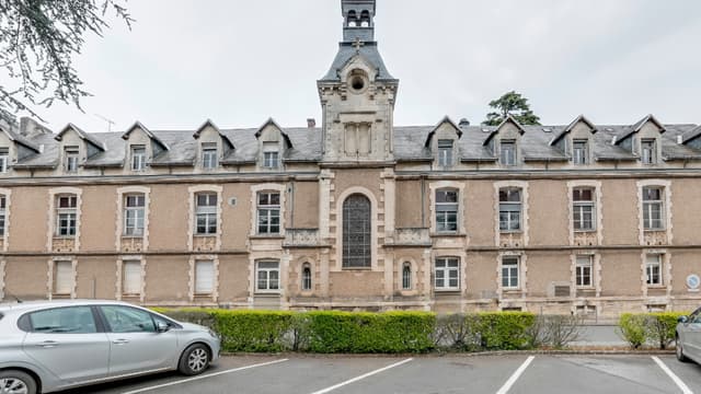 L'ancien hôpital est à vendre.