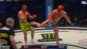 Le Croate Andi Vrtacic (à droite) reprend le dessus sur Cezariusz Kesik au KSW, à Radom le 25 janvier 2025 