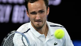 Le Russe Daniil Medvedev face au Grec Stefanos Tsitsipas en demi-finale de l'Open d'Australie, à Melbourne, le 19 février 2021