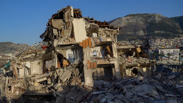 Des débris à Hatay en Turquie après le séisme qui a fait au moins 40.000 morts, le 17 février 2023