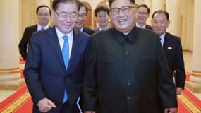 Photo diffusée le 6 septembre 2018, montrant le dirigeant nord-coréen Kim Jong-un (D) et Chung Eui-yong (G), le conseiller à la sécurité nationale du chef de l'Etat sud-coréen, lors d'une rencontre à Pyongyang