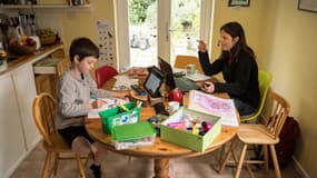 Une mère en télétravail et son fils au Royaume-Uni, le 15 mai 2020, lors de la pandémie de Covid-19. 