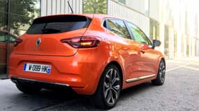 Une version hybride sera commercialisée en 2020. Elle devrait afficher 130 chevaux, et permettra selon Renault de rouler 80% du temps en électrique dans une conduite urbaine. 